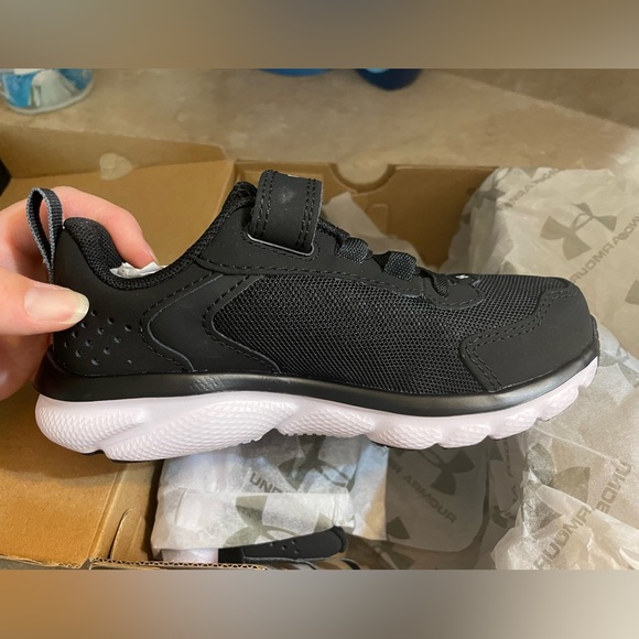 Kids/Youth size 12 wide, Under Armor BPS Assert, black & white, never worn NWT - Picture 2 of 6